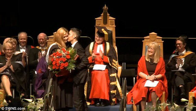 Της έκανε πρόταση γάμου και τον ξεφτίλισε μπροστά σε ένα γεμάτο αμφιθέατρο [βίντεο] | iefimerida.gr 1