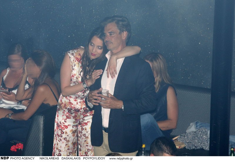 Δεν ξεκολλάει από τον Αρη Σπηλιωτόπουλο η 21χρονη σύντροφός του [εικόνες] | iefimerida.gr 3