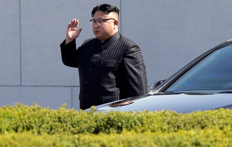 O Κιμ Γιονγκ Ουν κάνει photoshop στα αυτιά του -Είναι μεγάλα [εικόνες]  | iefimerida.gr 3