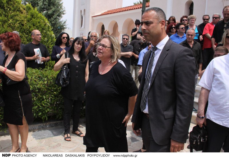 Το τελευταίο αντίο στον σεναριογράφο Λευτέρη Καπώνη [εικόνες] | iefimerida.gr 0