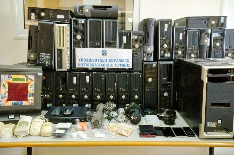 Παράνομο καζίνο στο Ανω Καλαμάκι: Ο λαϊκός τραγουδιστής, ο μάνατζερ και η υποψήφια βουλευτής | iefimerida.gr 0