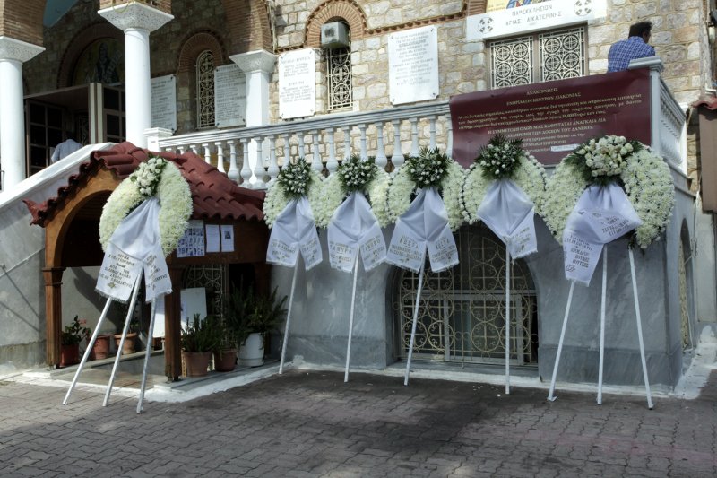 Το τελευταίο αντίο στον Κώστα Εφήμερο [εικόνες] | iefimerida.gr 3