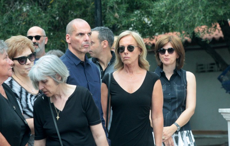 Το τελευταίο αντίο στον Κώστα Εφήμερο [εικόνες] | iefimerida.gr 2