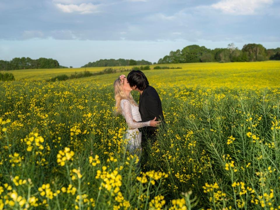 Εκαναν φωτογράφιση γάμου σε... όλον τον κόσμο -Νυφικό, γαμπριάτικο και φιλιά παντού [εικόνες] | iefimerida.gr 2