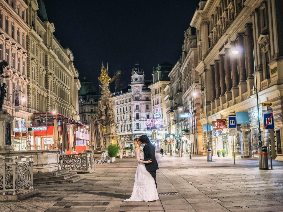 Εκαναν φωτογράφιση γάμου σε... όλον τον κόσμο -Νυφικό, γαμπριάτικο και φιλιά παντού [εικόνες] | iefimerida.gr 3