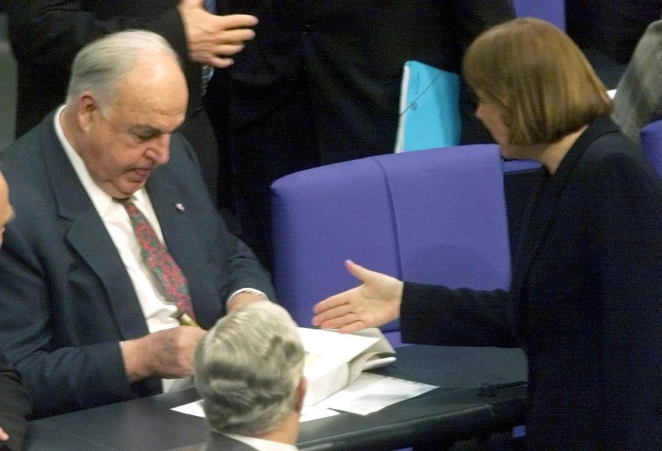 Η χήρα του Χέλμουτ Κολ δεν ήθελε να μιλήσει η Μέρκελ σε τελετή στη μνήμη του [εικόνες] | iefimerida.gr 2