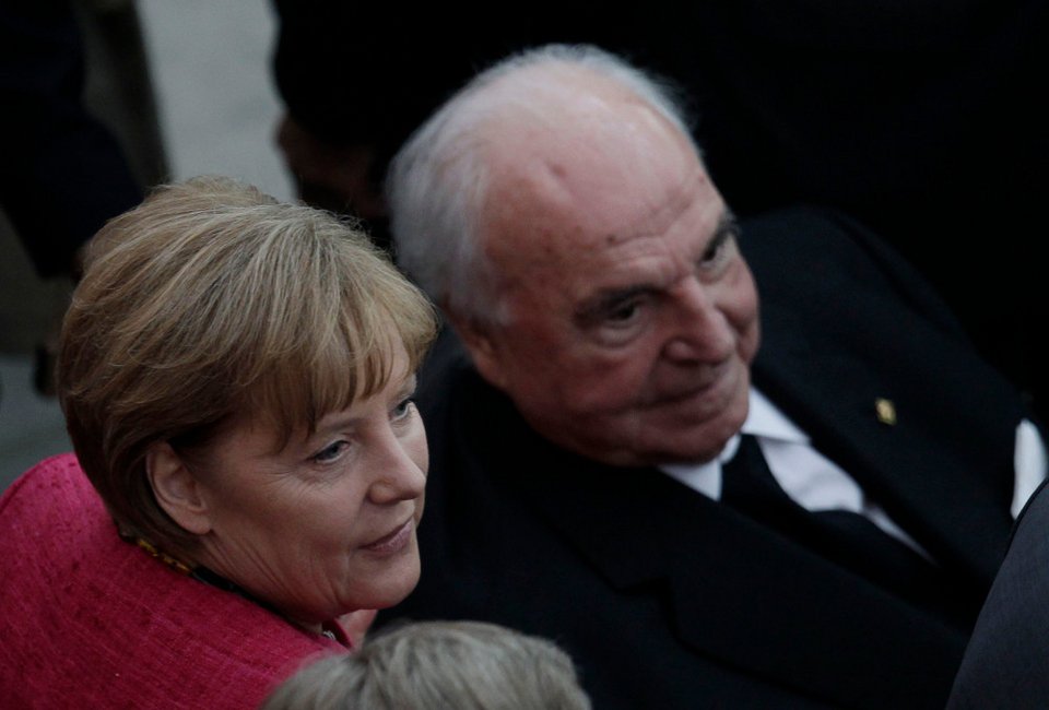 Η χήρα του Χέλμουτ Κολ δεν ήθελε να μιλήσει η Μέρκελ σε τελετή στη μνήμη του [εικόνες] | iefimerida.gr 3