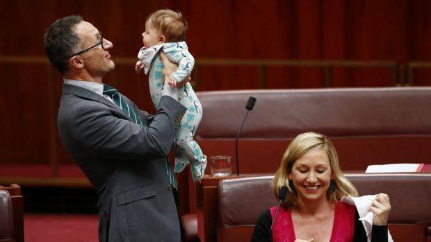 Αυστραλή πολιτικός μιλούσε από το βήμα της Βουλής και ταυτόχρονα θήλαζε την κόρη της! [εικόνες & βίντεο] | iefimerida.gr 1
