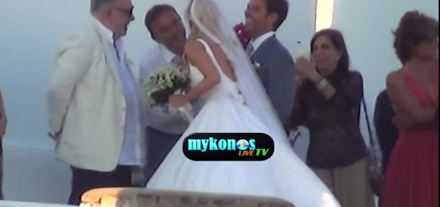 Ο Πέτρος Κόκκαλης παρέα με τη Δήμητρα Ματσούκα στον γάμο της Δούκισσας Νομικού [βίντεο] | iefimerida.gr 1