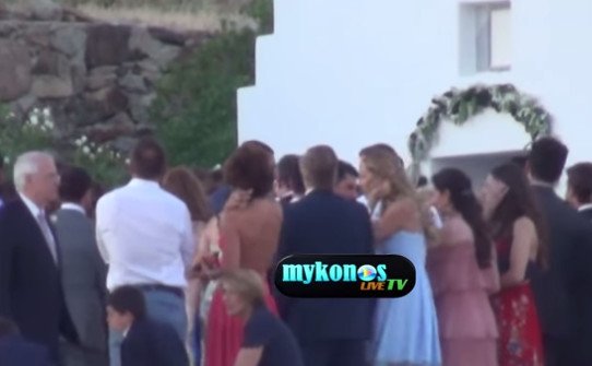 Ο Πέτρος Κόκκαλης παρέα με τη Δήμητρα Ματσούκα στον γάμο της Δούκισσας Νομικού [βίντεο] | iefimerida.gr 2
