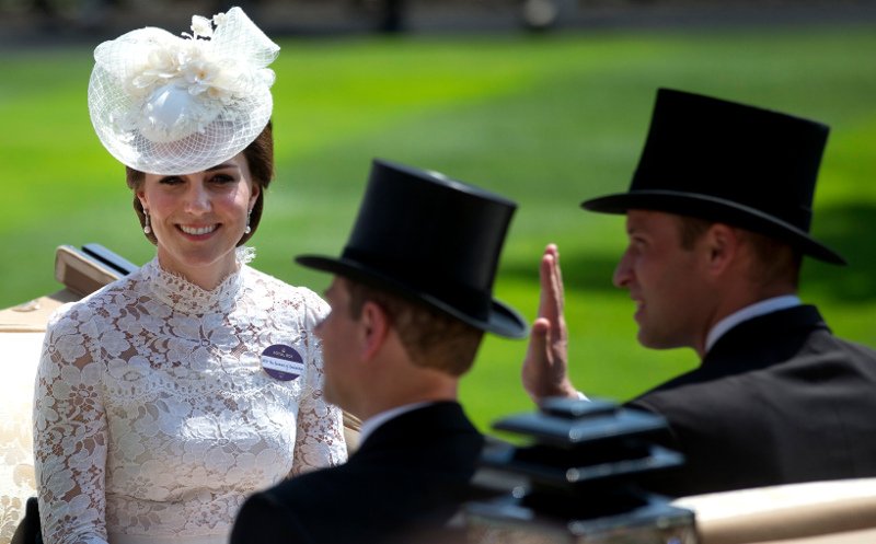 Οταν ο ήλιος έκανε διάφανο το φόρεμα της Κέιτ Μίντλετον -Διαγράφηκαν τα πόδια της, όπως της Νταϊάνα, 40 χρόνια πριν [εικόνες] | iefimerida.gr 5