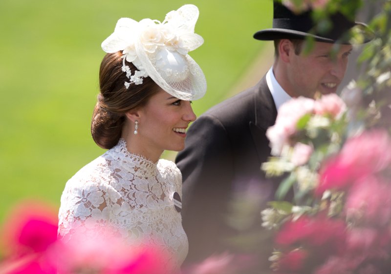 Οταν ο ήλιος έκανε διάφανο το φόρεμα της Κέιτ Μίντλετον -Διαγράφηκαν τα πόδια της, όπως της Νταϊάνα, 40 χρόνια πριν [εικόνες] | iefimerida.gr 6