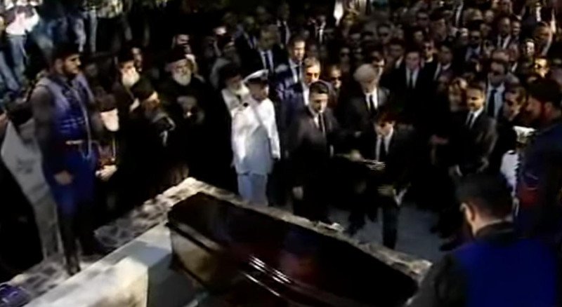 Ο γιος του Κυρ.Μητσοτάκη αποχαιρέτησε τον παππού του αφήνοντας στο φέρετρο την κατσούνα του [εικόνες & βίντεο] | iefimerida.gr 0