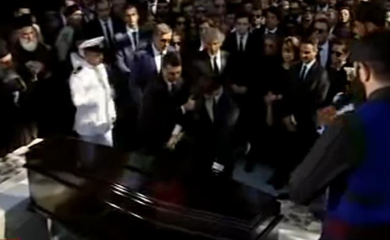 Ο γιος του Κυρ.Μητσοτάκη αποχαιρέτησε τον παππού του αφήνοντας στο φέρετρο την κατσούνα του [εικόνες & βίντεο] | iefimerida.gr 1