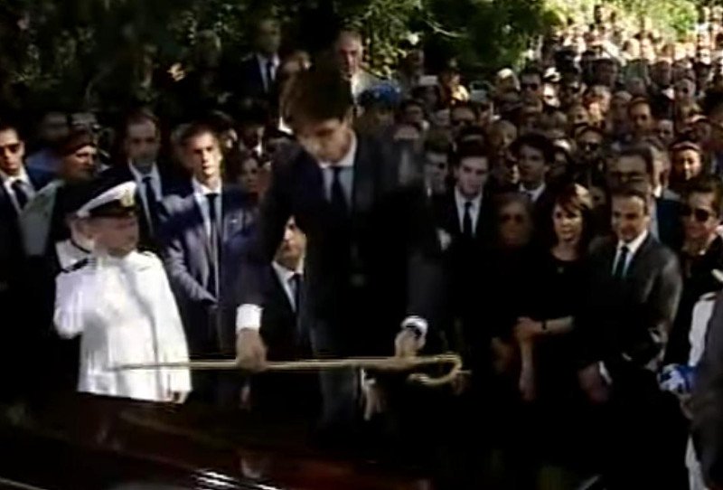 Ο γιος του Κυρ.Μητσοτάκη αποχαιρέτησε τον παππού του αφήνοντας στο φέρετρο την κατσούνα του [εικόνες & βίντεο] | iefimerida.gr 2