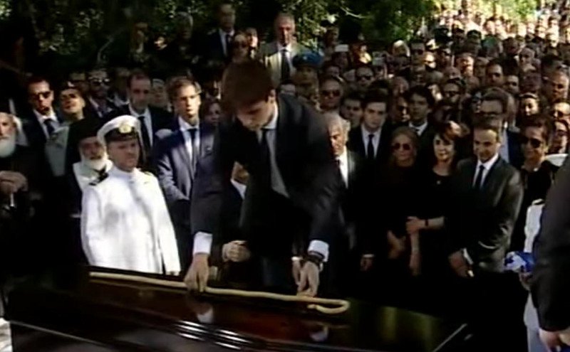 Ο γιος του Κυρ.Μητσοτάκη αποχαιρέτησε τον παππού του αφήνοντας στο φέρετρο την κατσούνα του [εικόνες & βίντεο] | iefimerida.gr 3