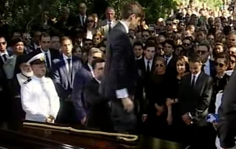 Ο γιος του Κυρ.Μητσοτάκη αποχαιρέτησε τον παππού του αφήνοντας στο φέρετρο την κατσούνα του [εικόνες & βίντεο] | iefimerida.gr 4