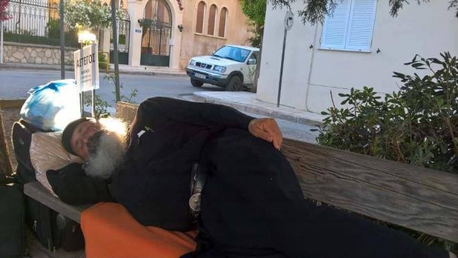 Αίγιο: Μοναχός έχει κατασκηνώσει έξω από το σπίτι του Αμβρόσιου -Ζητά να διοριστεί | iefimerida.gr 1