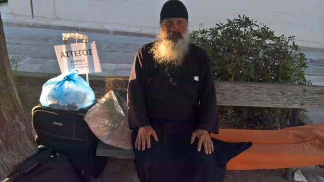 Αίγιο: Μοναχός έχει κατασκηνώσει έξω από το σπίτι του Αμβρόσιου -Ζητά να διοριστεί | iefimerida.gr 0