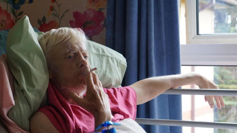 Ετοιμοθάνατος έφυγε από νοσοκομείο για να καπνίσει το τελευταίο τσιγάρο μαριχουάνας [εικόνες] | iefimerida.gr 0