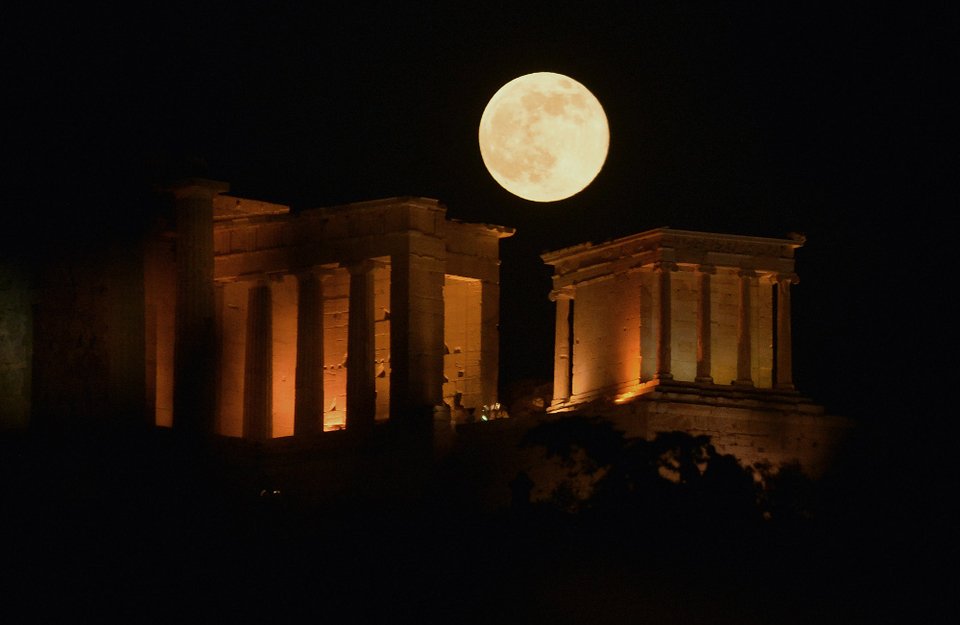 Πανσέληνος: Υπέροχο, ξελογιαστικό φεγγάρι πάνω από την Αθήνα [εικόνες] | iefimerida.gr 1