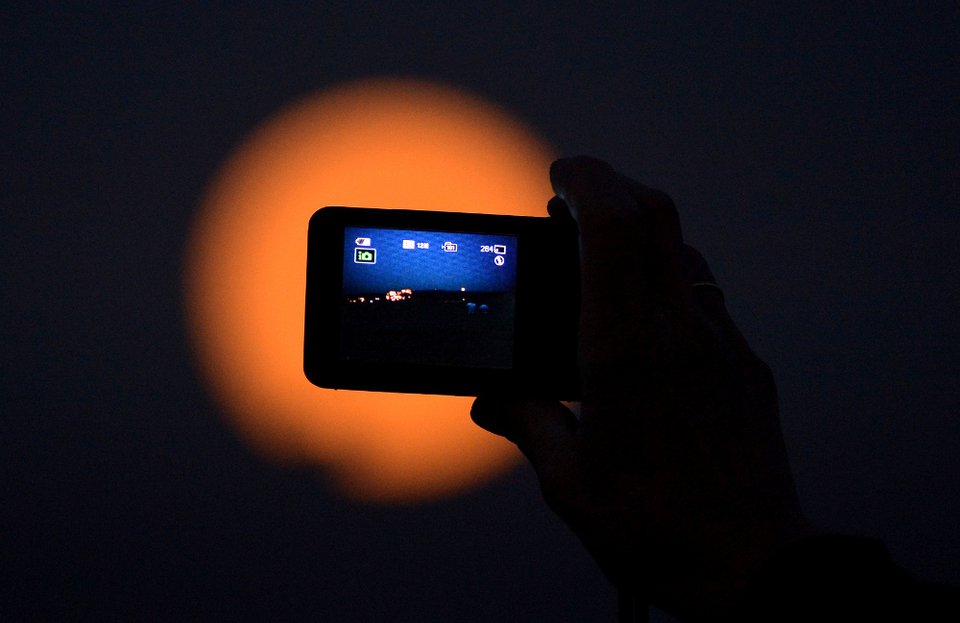 Πανσέληνος: Υπέροχο, ξελογιαστικό φεγγάρι πάνω από την Αθήνα [εικόνες] | iefimerida.gr 2