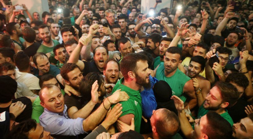 Λαοθάλασσα στο ΟΑΚΑ - 20.000 οπαδοί του Παναθηναϊκού υποδέχθηκαν τους πρωταθλητές [εικόνες & βίντεο] | iefimerida.gr 2