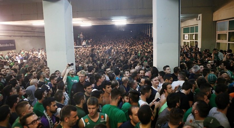 Λαοθάλασσα στο ΟΑΚΑ - 20.000 οπαδοί του Παναθηναϊκού υποδέχθηκαν τους πρωταθλητές [εικόνες & βίντεο] | iefimerida.gr 3