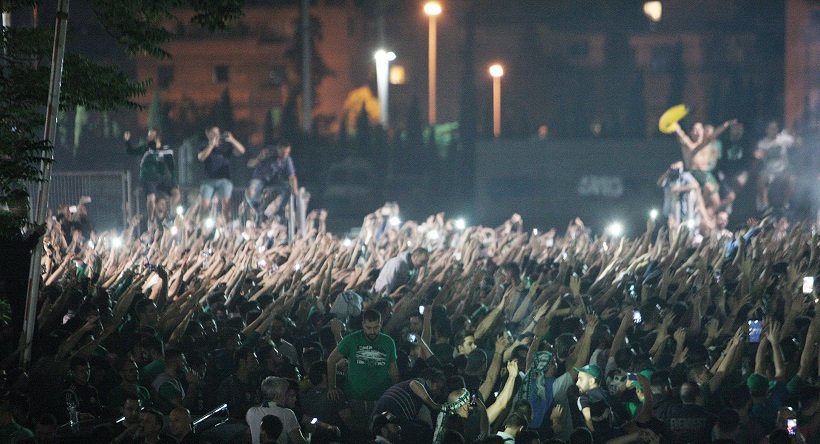 Λαοθάλασσα στο ΟΑΚΑ - 20.000 οπαδοί του Παναθηναϊκού υποδέχθηκαν τους πρωταθλητές [εικόνες & βίντεο] | iefimerida.gr 4
