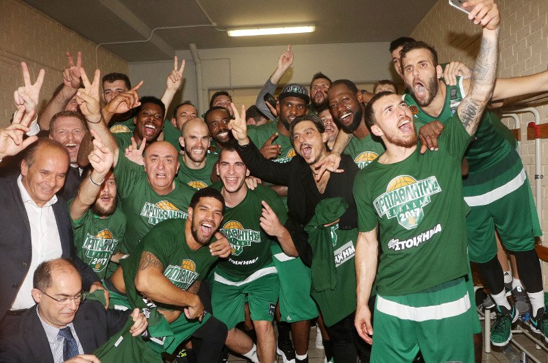 Λαοθάλασσα στο ΟΑΚΑ - 20.000 οπαδοί του Παναθηναϊκού υποδέχθηκαν τους πρωταθλητές [εικόνες & βίντεο] | iefimerida.gr 5