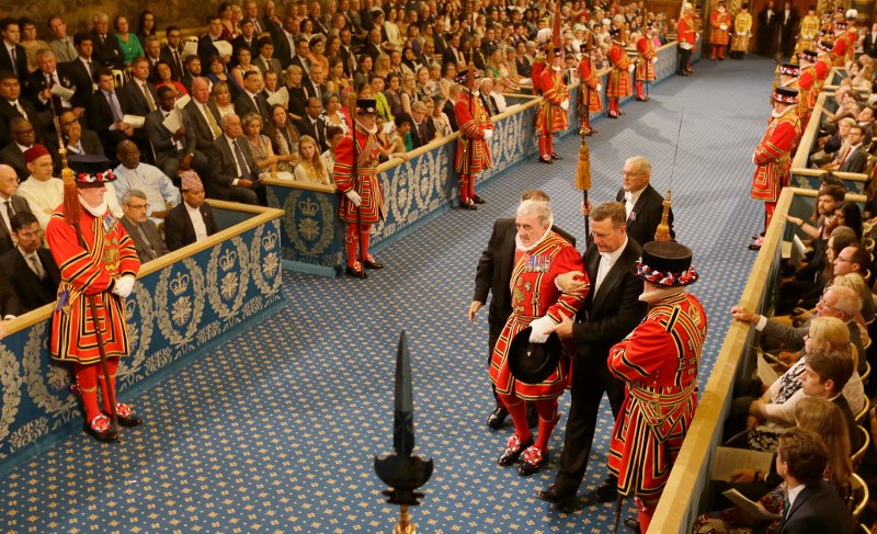 Βρετανία: Ο λόγος της βασίλισσας και η καταρρακωμένη Τερέζα Μέι [εικόνες] | iefimerida.gr 3