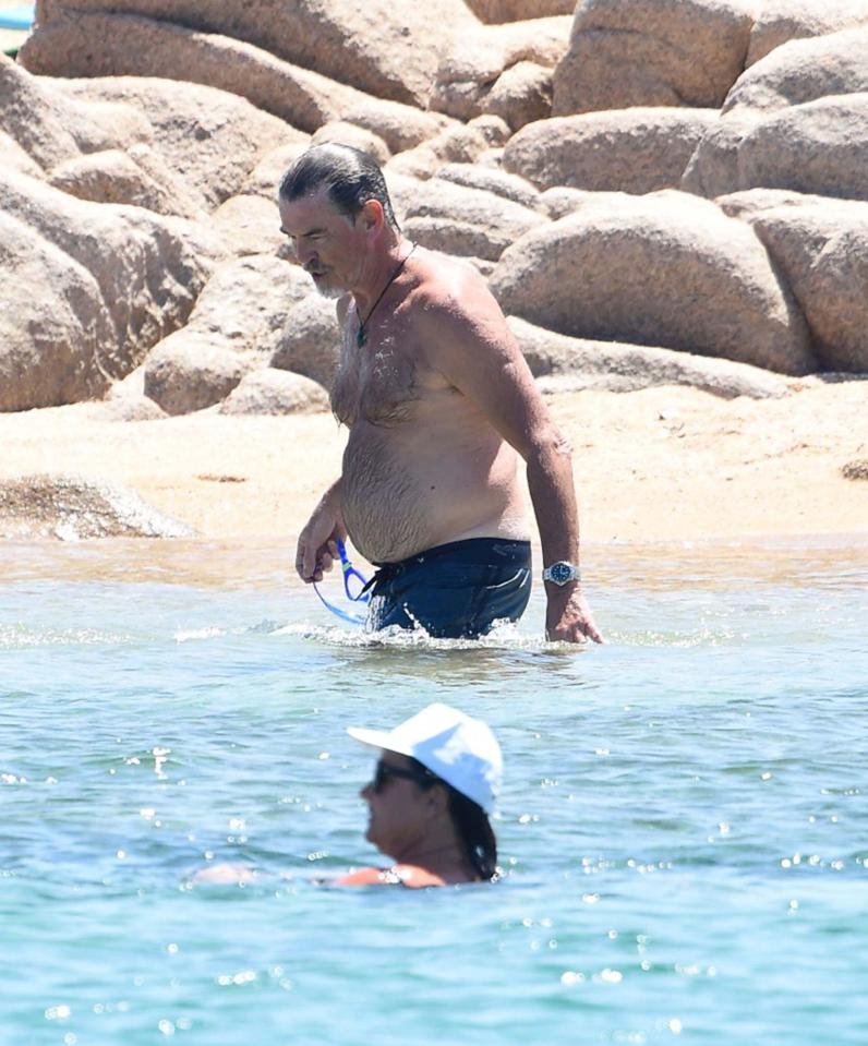 Κοιλίτσες έξω -Οι βουτιές του Πιρς Μπρόσναν με τη γυναίκα του στη Σαρδηνία [εικόνες] | iefimerida.gr 2