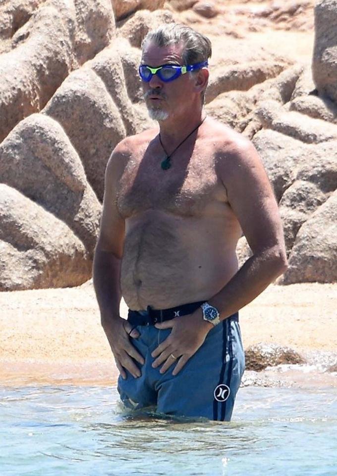 Κοιλίτσες έξω -Οι βουτιές του Πιρς Μπρόσναν με τη γυναίκα του στη Σαρδηνία [εικόνες] | iefimerida.gr 1