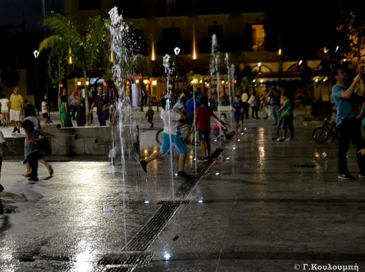 «Αλλαξε» το Αργοστόλι: Η ολοκαίνουρια πλατεία, με τα συντριβάνια [εικόνες & βίντεο] | iefimerida.gr 0