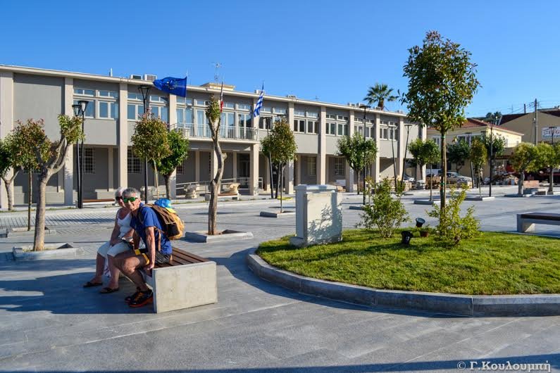 «Αλλαξε» το Αργοστόλι: Η ολοκαίνουρια πλατεία, με τα συντριβάνια [εικόνες & βίντεο] | iefimerida.gr 6