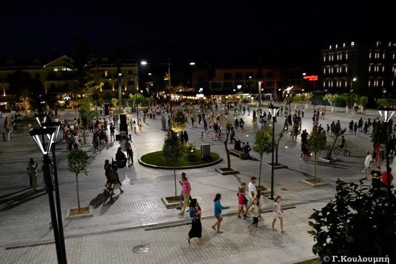 «Αλλαξε» το Αργοστόλι: Η ολοκαίνουρια πλατεία, με τα συντριβάνια [εικόνες & βίντεο] | iefimerida.gr 1