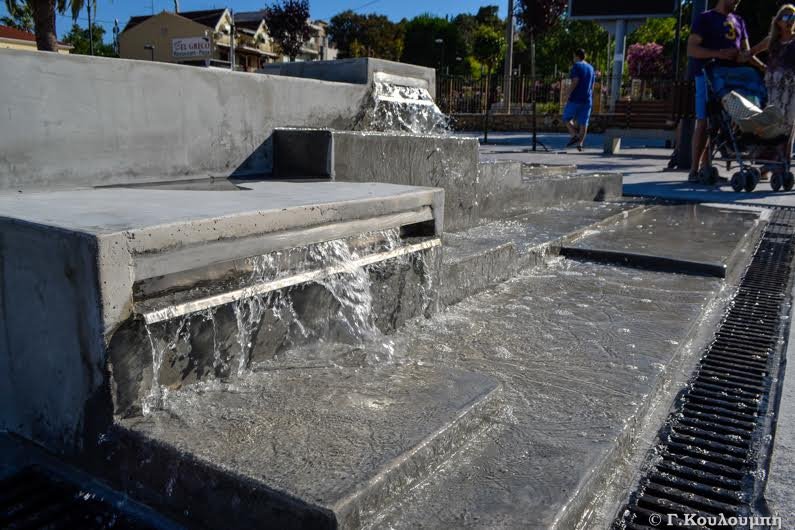 «Αλλαξε» το Αργοστόλι: Η ολοκαίνουρια πλατεία, με τα συντριβάνια [εικόνες & βίντεο] | iefimerida.gr 2