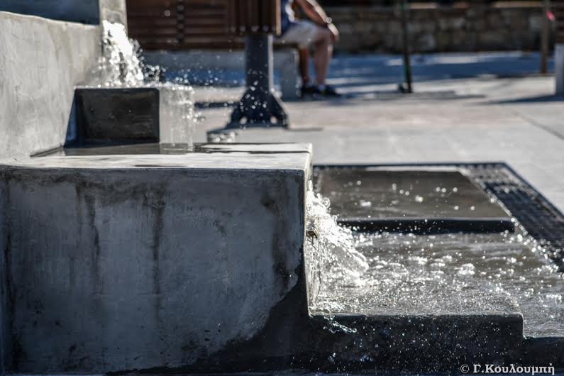 «Αλλαξε» το Αργοστόλι: Η ολοκαίνουρια πλατεία, με τα συντριβάνια [εικόνες & βίντεο] | iefimerida.gr 3