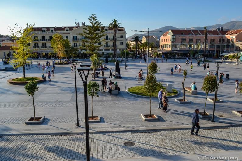 «Αλλαξε» το Αργοστόλι: Η ολοκαίνουρια πλατεία, με τα συντριβάνια [εικόνες & βίντεο] | iefimerida.gr 4