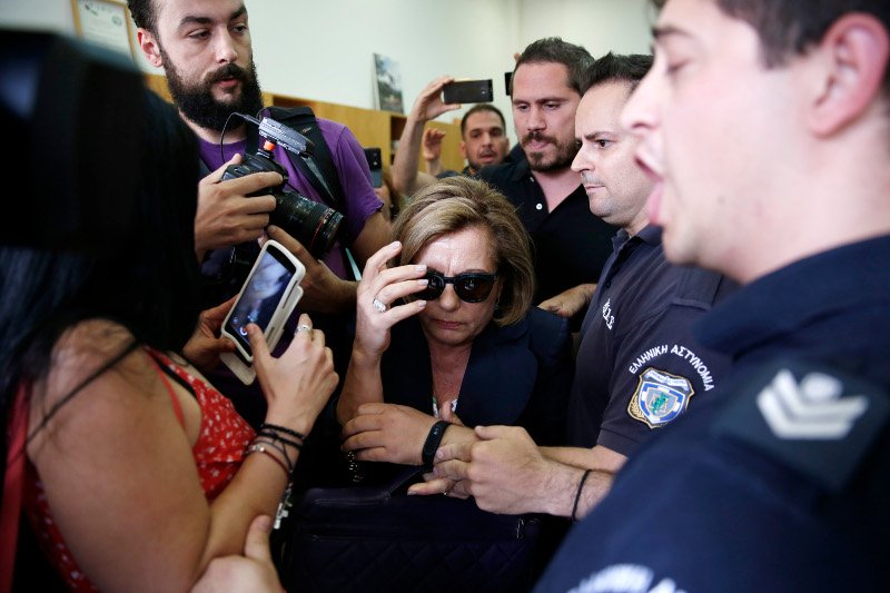 Επεισόδια στα Ειρηνοδικεία για τους πλειστηριασμούς -Προσήχθη συμβολαιογράφος [εικόνες & βίντεο] | iefimerida.gr 1