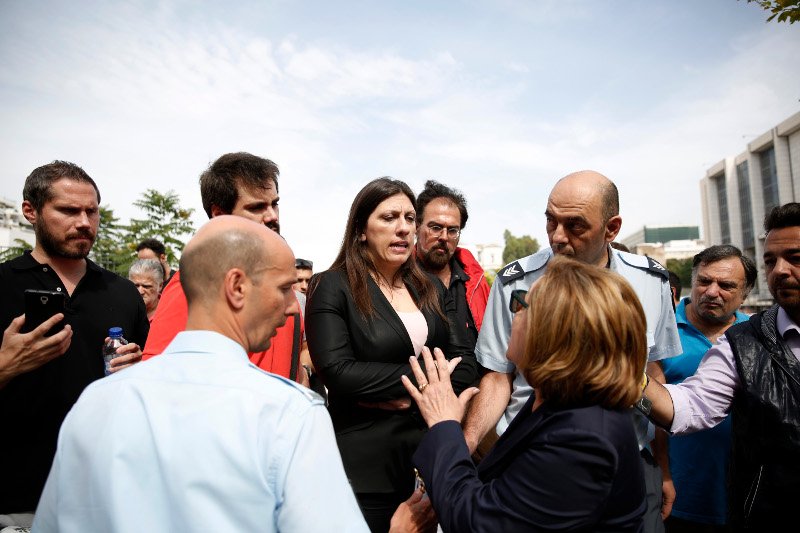 Επεισόδια στα Ειρηνοδικεία για τους πλειστηριασμούς -Προσήχθη συμβολαιογράφος [εικόνες & βίντεο] | iefimerida.gr 2