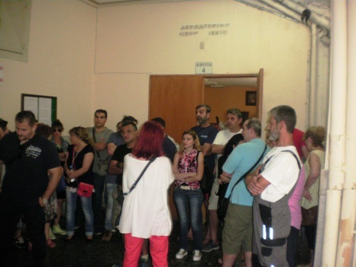 Επεισόδια στα Ειρηνοδικεία για τους πλειστηριασμούς -Προσήχθη συμβολαιογράφος [εικόνες & βίντεο] | iefimerida.gr 8