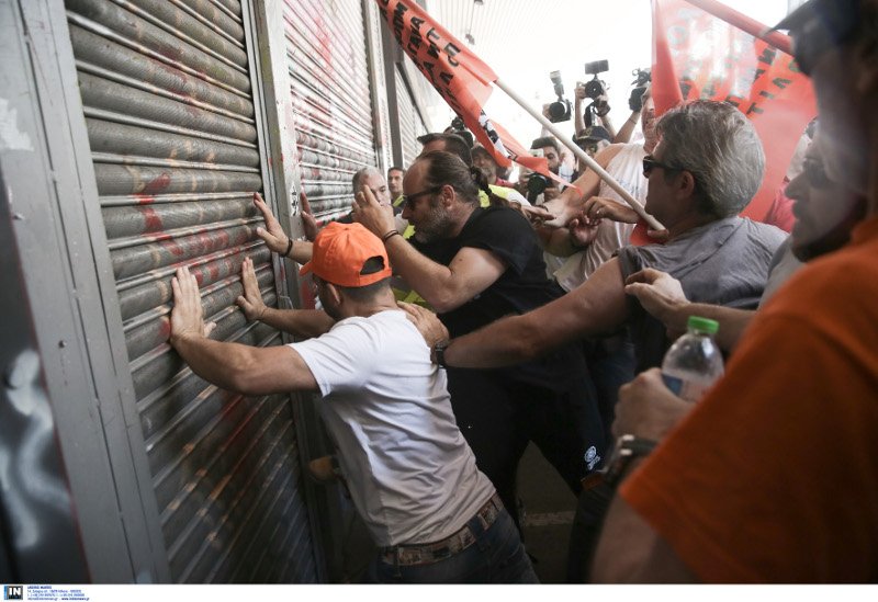 Ενταση στην πορεία της ΠΟΕ-ΟΤΑ -Φωτιά σε σκουπίδια, χημικά στη Βουλή, επίθεση στον Πατούλη | iefimerida.gr 1