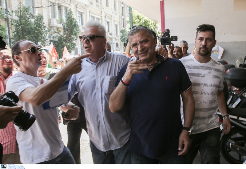 Ενταση στην πορεία της ΠΟΕ-ΟΤΑ -Φωτιά σε σκουπίδια, χημικά στη Βουλή, επίθεση στον Πατούλη | iefimerida.gr 2
