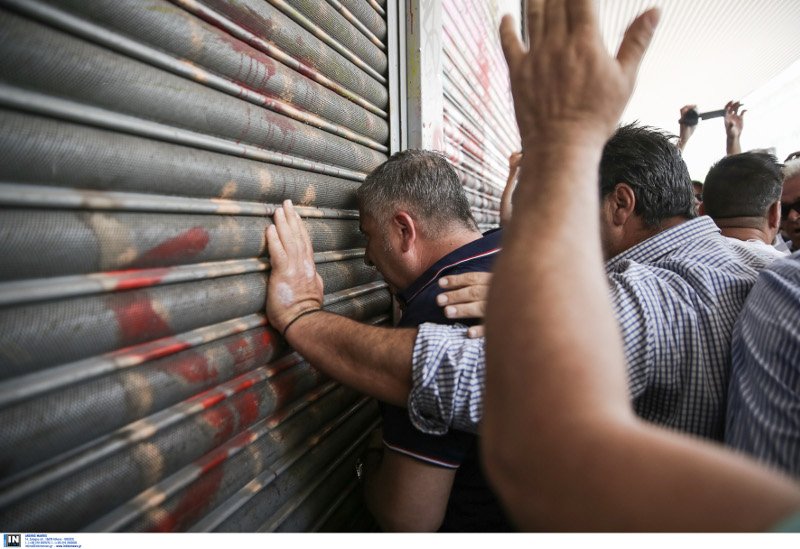 Ενταση στην πορεία της ΠΟΕ-ΟΤΑ -Φωτιά σε σκουπίδια, χημικά στη Βουλή, επίθεση στον Πατούλη | iefimerida.gr 4