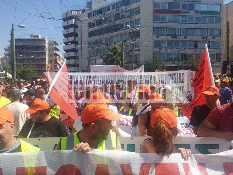 Ενταση στην πορεία της ΠΟΕ-ΟΤΑ -Φωτιά σε σκουπίδια, χημικά στη Βουλή, επίθεση στον Πατούλη | iefimerida.gr 5