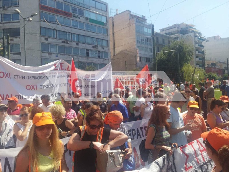 Ενταση στην πορεία της ΠΟΕ-ΟΤΑ -Φωτιά σε σκουπίδια, χημικά στη Βουλή, επίθεση στον Πατούλη | iefimerida.gr 6