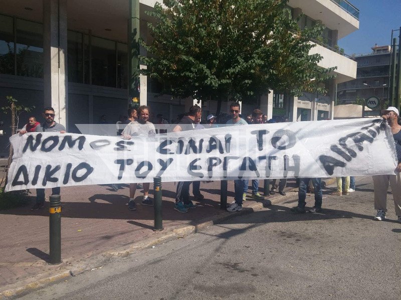 Ενταση στην πορεία της ΠΟΕ-ΟΤΑ -Φωτιά σε σκουπίδια, χημικά στη Βουλή, επίθεση στον Πατούλη | iefimerida.gr 7