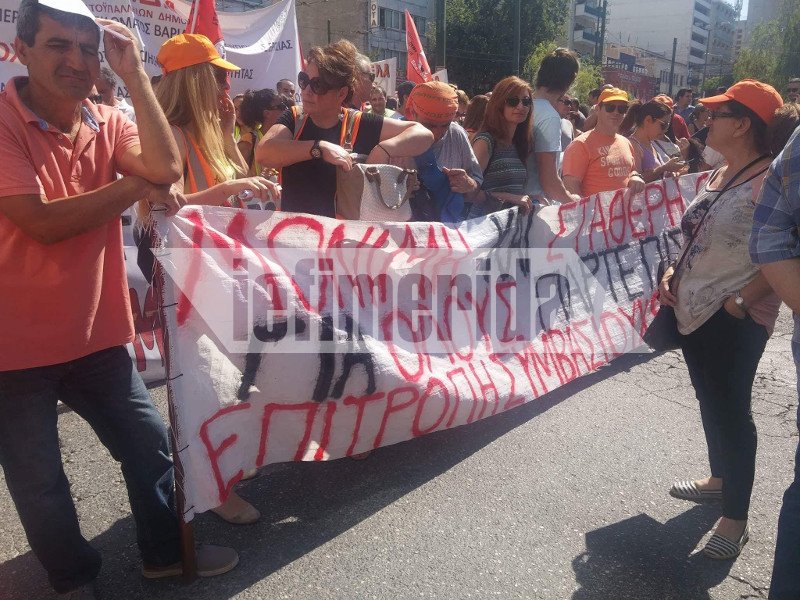 Ενταση στην πορεία της ΠΟΕ-ΟΤΑ -Φωτιά σε σκουπίδια, χημικά στη Βουλή, επίθεση στον Πατούλη | iefimerida.gr 8