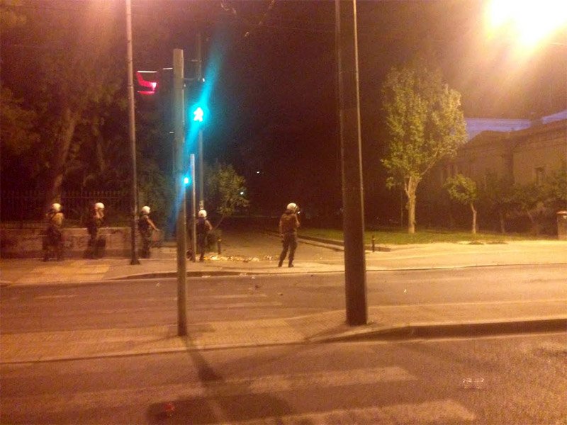 Eπεισόδια έξω από το Πολυτεχνείο -Αναρχικοί εναντίον διμοιρίας των ΜΑΤ [εικόνες] | iefimerida.gr 4